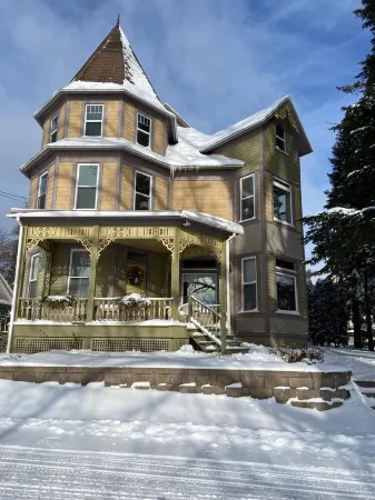 Time for Fall and Winter Fun Planning.  Trails and Ski Slopes Nearby. Spacious. Отели в г. Ханкок