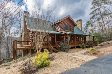 Luxury Log Cabin + Hot Tub + Mins to Downtown Dahlonega