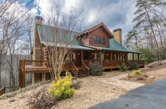 Luxury Log Cabin + Hot Tub + Mins to Downtown Dahlonega