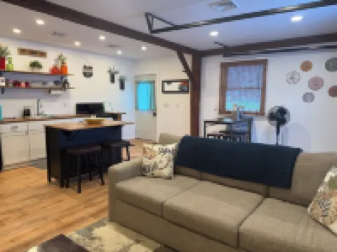 Charming 1-bedroom apartment in Greene for up to 4 guests, family & dog friendly