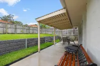 Wakerley Family Home Hotel dekat Kayak Fun