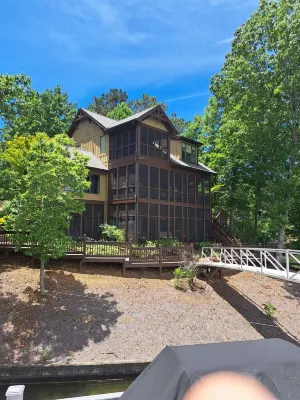 Quiet ReflectionsSpacious 5-BR house with Outstanding Views, Hot Tub Sleeps 14