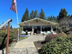 1 Bedroom Retro Riverside Home with view !