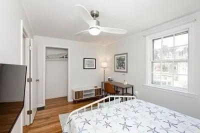 Cozy and modern beach house & separate living space; perfect for families! Các khách sạn gần Wiley Park Beach