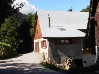 GITE LA BALMETTE A 12 MN EAU D'OLLE EXPRESS - Sleeps 8 or 16 فنادق في Allemont