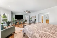 7BD, Heated Pool&Spa, Walk to Beach, PutPut, Golf Cart, 10 min. to Downtown!