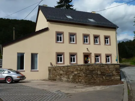 Large historic - but modern - Eifel holiday home for up to 20 guests Отели в г. Цвайфельшайд