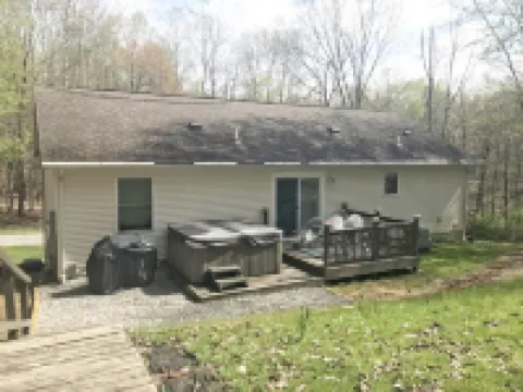 Daffodil Hill - w/Hot Tub - Near Kenyon & Mohican