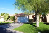 Fairway Getaway: Community Pools, Gym, Golf View!