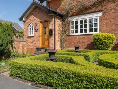 Beautiful Country Cottage for up to 8 people
