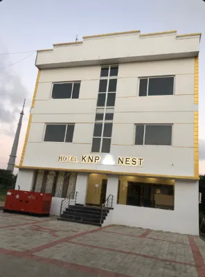 KNP巢飯店 Jada Tirtham附近的飯店