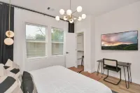 Paradise Palace Best Rooftop in Htx w Hot Tub