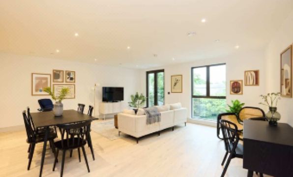 The South Wimbledon Place - Adorable 2Bdr Flat with Balcony