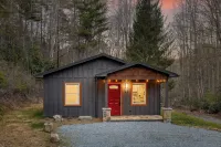 Bear’s Place by AvantStay Cozy Mountain Cabin in Brevard Firepit Day-Trip to Asheville