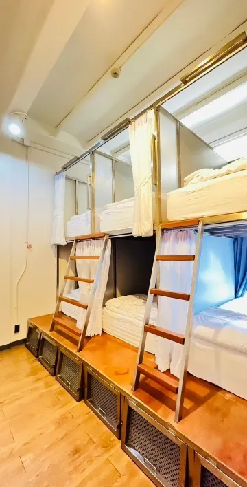 ห้องพักรวมชายหญิงแบบ 6 เตียง