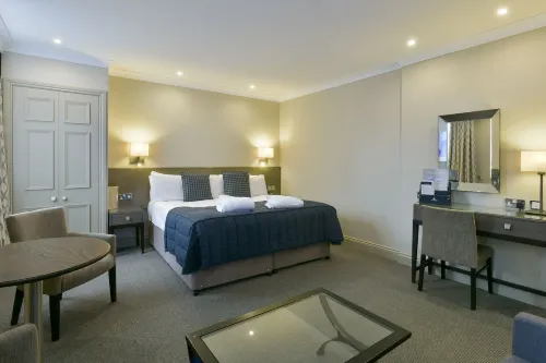 Crown & Mitre Hotel