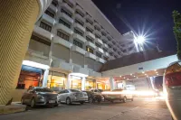 Seeharaj Hotel - parking
