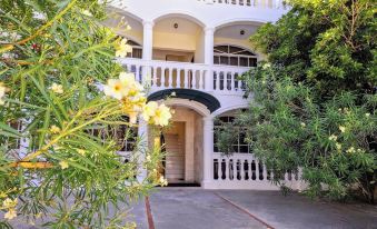 Costambar Beachside Apartment with Pool