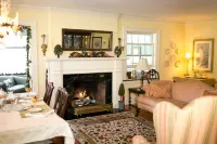 1810 Emerson House Bed & Breakfast - Adults Only Hotels in Beloit