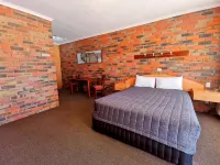 Town House Motor Inn Hotels in Horsham