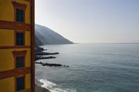 Il Mare di Camogli da un oblò by Wonderful Italy - Merinäköala