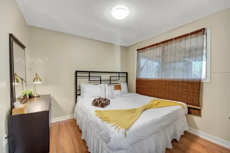 Family House with Httb Playgr BBQ Firept Отели рядом с достопримечательностью «Университет Калгари»