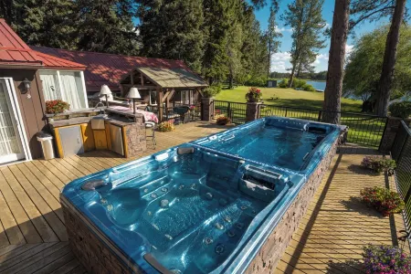 Historic  Gilchrist Waterfront Resort Отели в г. Кресент