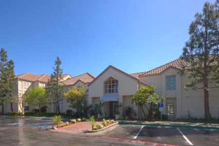 Hyatt House LAX Manhattan Beach Отели рядом с достопримечательностью «Automobile Driving Museum»