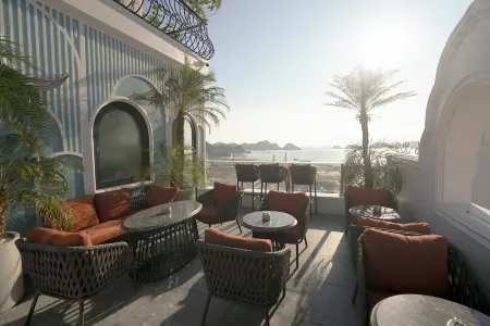 The Moon Boutique Hotel Cat Ba Отели рядом с достопримечательностью «Cat Co Beach»