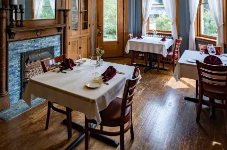 Elk River Hotel & Cafe Отели в г. Брэкстон