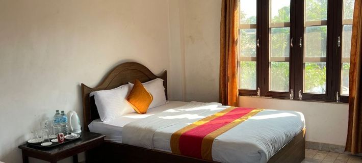Chitwan Park Village โรงแรมในซอราฮา