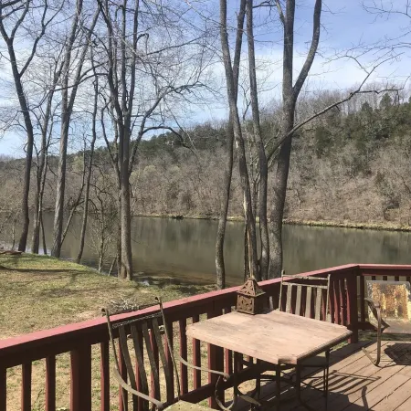 Perfect spot for fishing the White River/Small cabin sleeps 2-4/1 Bdrm with loft