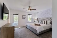 GOLF CART! Remodeled home near Old Town, Xbox!