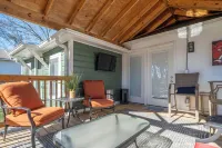 Cottage 300 yards to Oaklawn Casino!