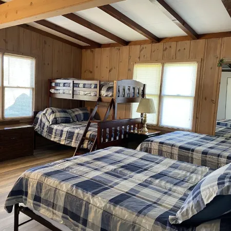 Cozy 2 Bed 2 Bath Lake Front Cottage