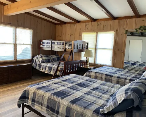 Cozy 2 Bed 2 Bath Lake Front Cottage Hotels in Cleora