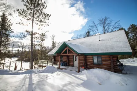 Snowmobilers & Skiers Full Scandinavian Log Home On Private Lake