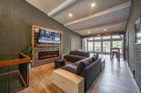 Lakeside Patio and Luxurious Amenities - Serene Executive Retreat Hotel a Terra Alta