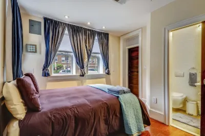 Charming Modern Escape with Unique Architectural Details - Stylish Retreat Các khách sạn ở Petworth