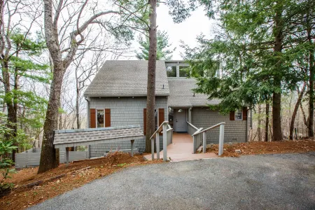 Breathtaking Mountain Vistas and Cozy Living Space - Exquisite Retreat