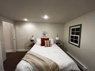 Quaint 1-bedroom Studio ~ Walk to Food & Drinks Hotels in Knox County