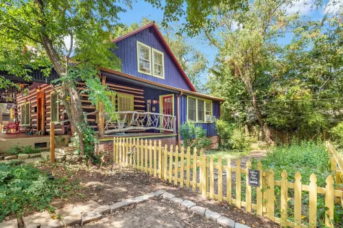 CLOSE TO DOWNTOWN- The Peacock Retreat- Dogs Stay Free