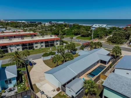 Heated Pool, Hot Tub, BBQ and Fire Pit - Gorgeous Coastal Haven