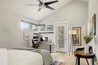 Cozy Patio, Gas Grill, and Garage Parking - Charming Getaway Hotels in Edgewater