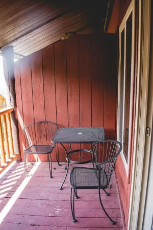 Wood-Burning Fireplace and Spectacular Views - Charming Ski Haven