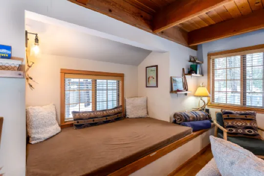 Private Hot Tub and Cozy Fireplace - Charming Retreat