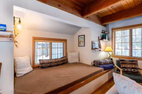 Private Hot Tub and Cozy Fireplace - Charming Retreat