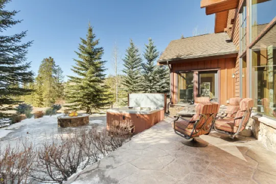 Gorgeous Log Chalet with Hot Tub and Spectacular Views - Enchanting Retreat