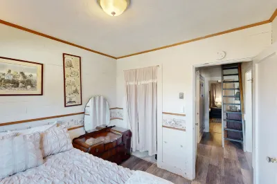 Dog-friendly cottage with fireplace & enclosed yard - walk to beach/eateries