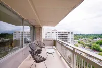 Convenient Access and Stylish Comfort - Cozy Group-Friendly Retreat